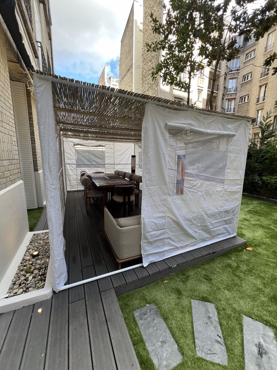 Soucca ONE montée sur une terrasse avec pelouse