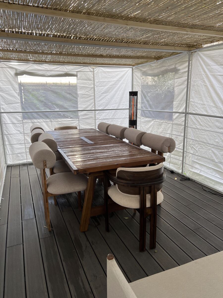 Intérieur : table dressée sous le Skah