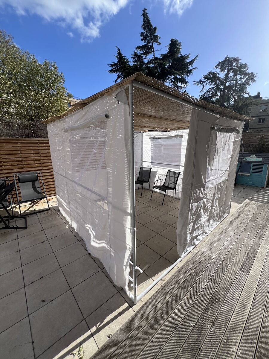 Soucca ONE sur une terrasse carrelée, ciel bleu