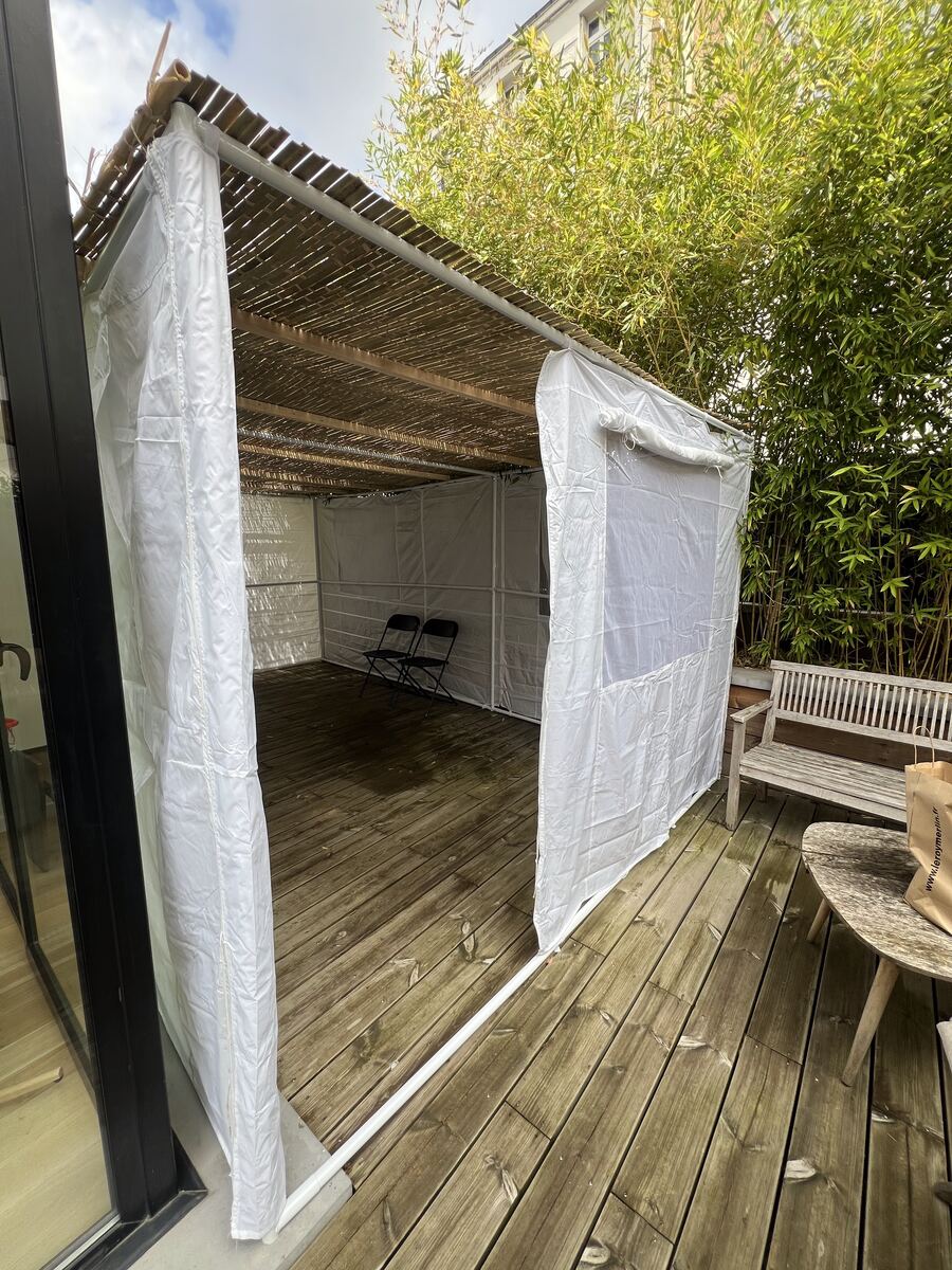 Soucca ONE sur une terrasse en bois