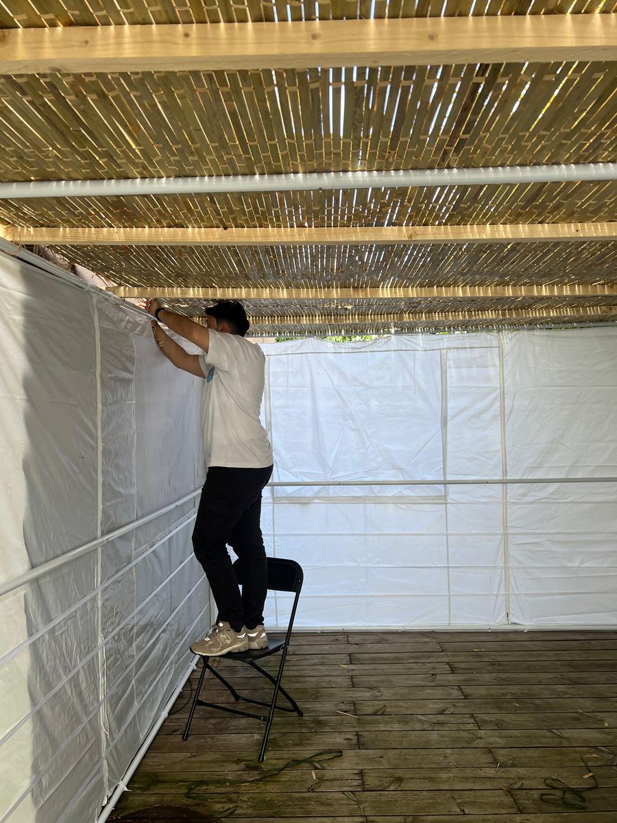 Fixation des toiles depuis l'intérieur, sur une terrasse en bois